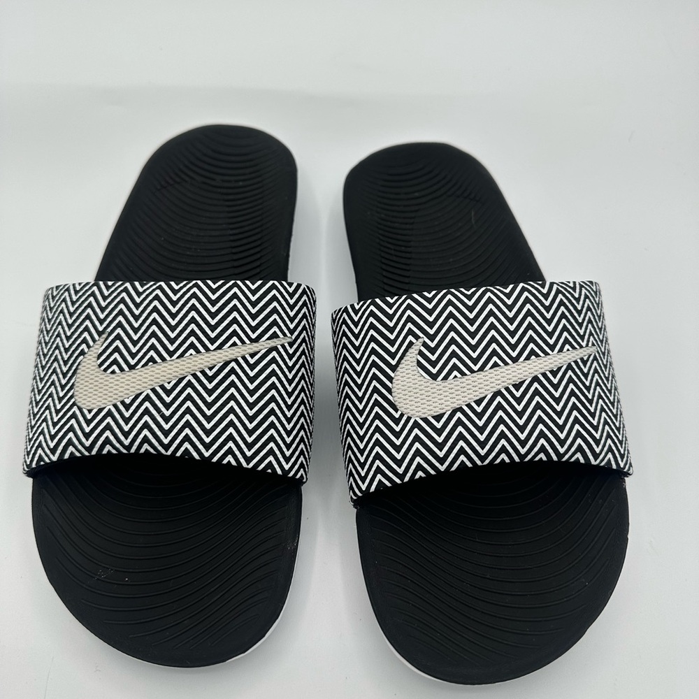 Nike  Kawa Slides Sandals Size 10 Black & White Chevron EUC